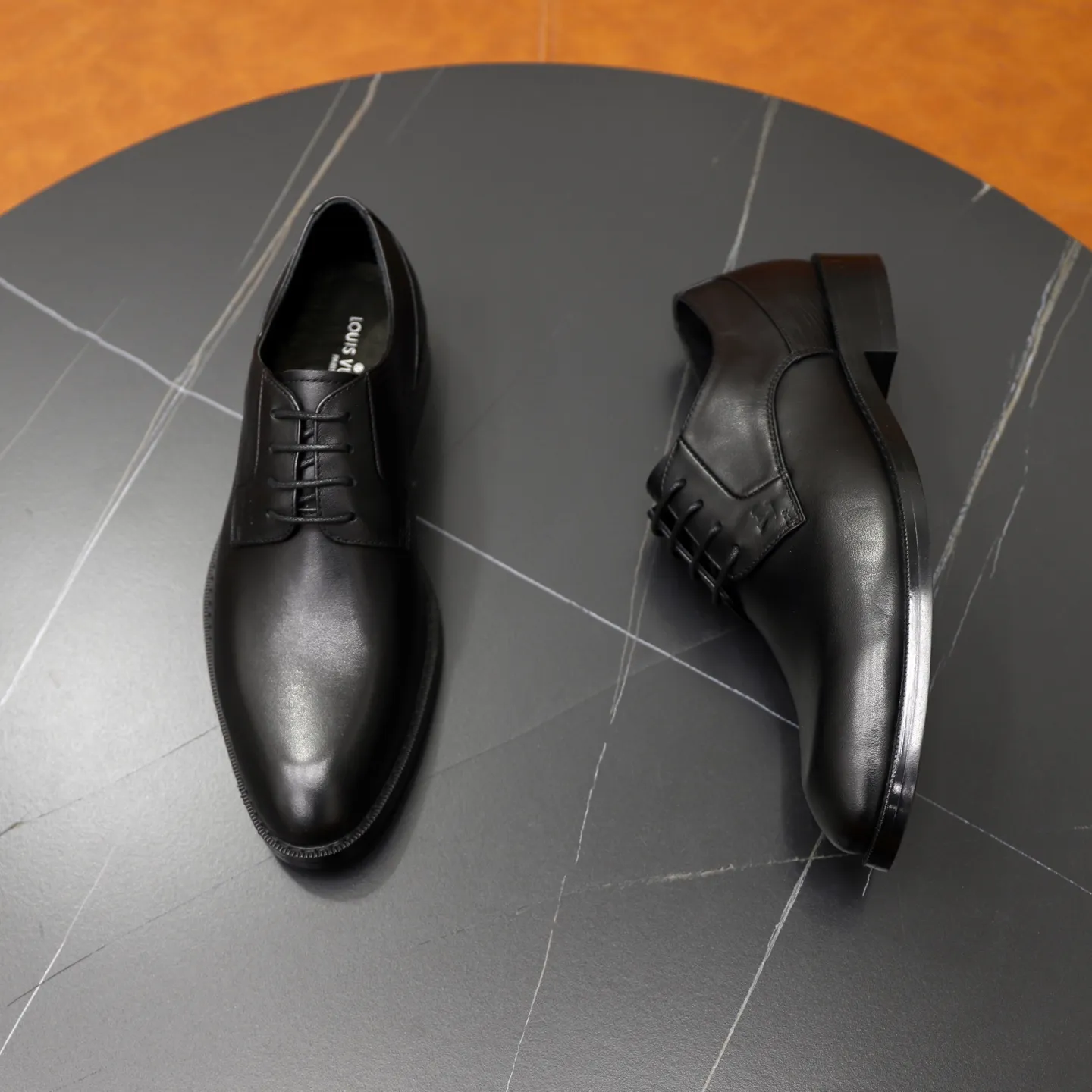 Men's shoes: 280🙅‍♂️🙅‍♂️🙅‍♂️Niuli Brand: LV Louis Vuitton Size: 39-44 (38, 45, 46 can be customized) Level: Counter classic Material: Original soft cowhide upper Comfortable cowhide lining Original lightweight outsole Style category: Formal business casual driving leather shoes Color: Color of the actual picture